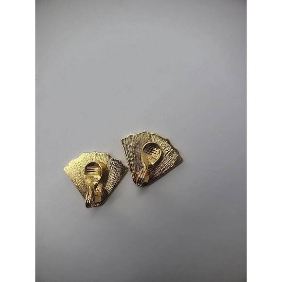 Vintage Monet Earrings Clip On Gold Tone Fan Shaped Jewelry Costume - Picture 11 of 12